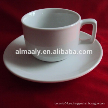 Taza de té moderna y platillo en stock